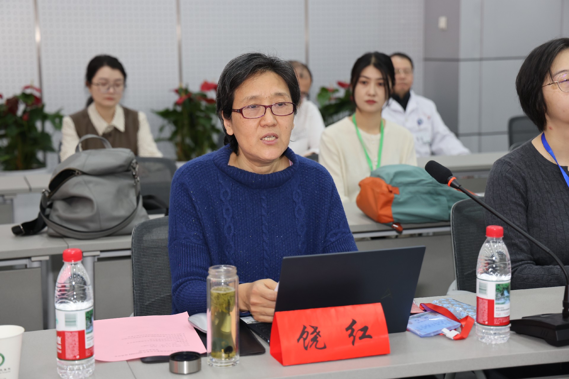 评审组组长饶红教授.jpg